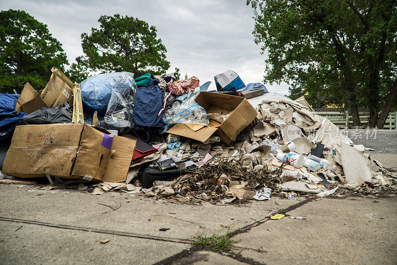 休斯顿社区外的垃圾和碎片
