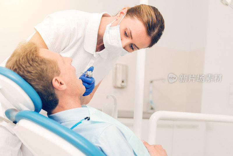 专注于治疗男性患者牙齿的女性牙医