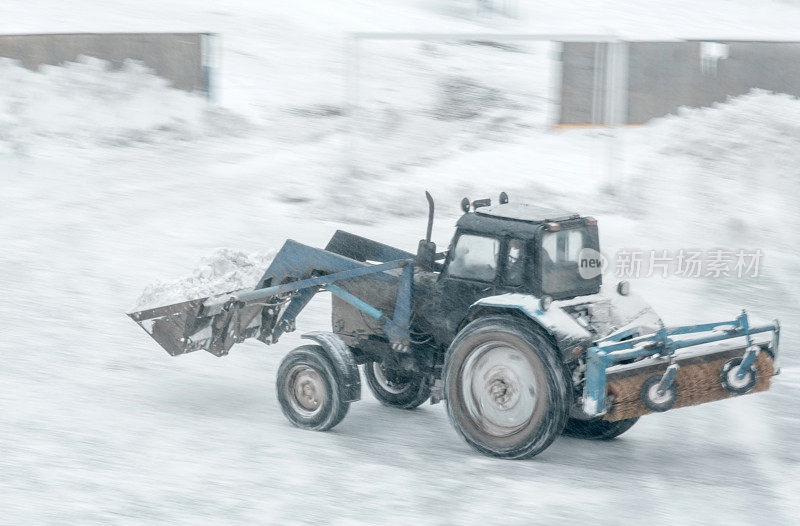 拖拉机清理室外溜冰场积雪