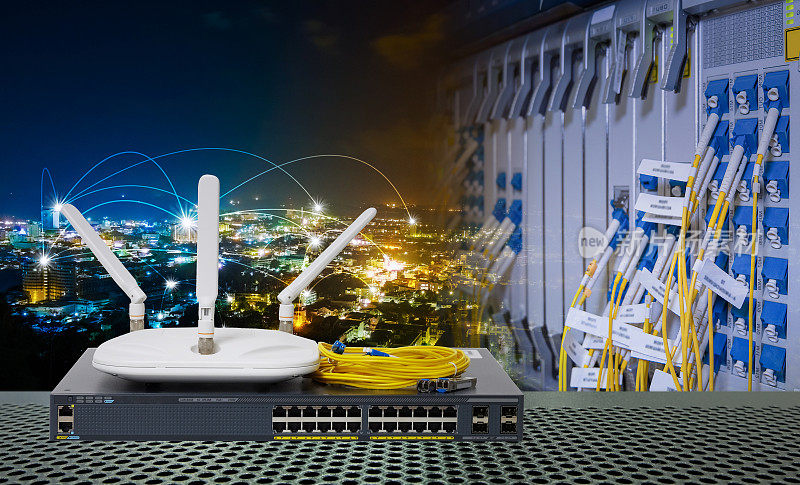 无线接入点和千兆网络交换机和黄色光纤电缆混合智能城市夜间高速电信。