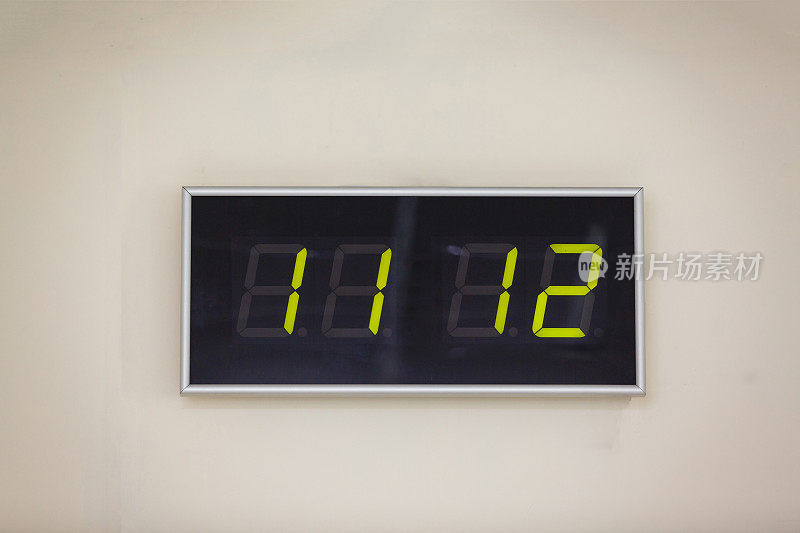 黑色数字时钟在白色背景显示时间11小时12分钟