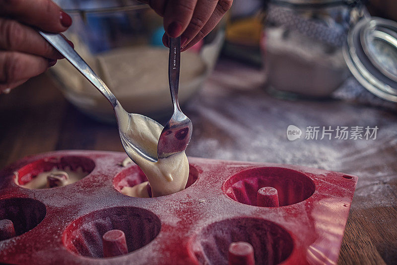 为复活节烘烤小短柄小蛋糕