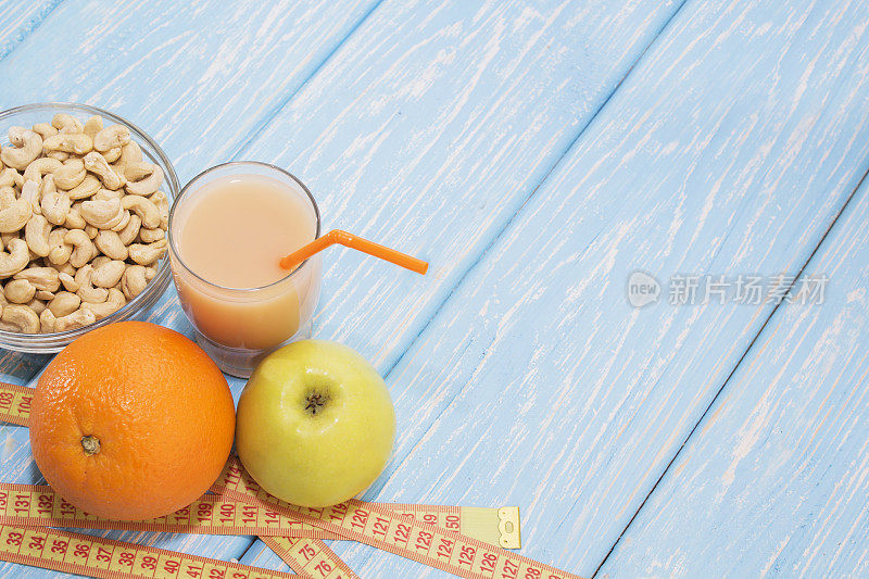 健康的早餐。白碗里的腰果。青苹果，橘子，香蕉。平面俯视图