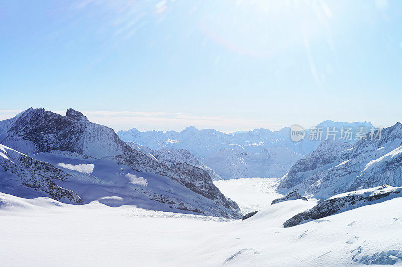 阿尔卑斯山脉的山峰和阿莱奇冰川位于冬季的瑞士阿尔卑斯山