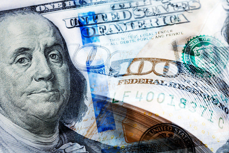 商业金融和经济的一百美元钞票的合成图像