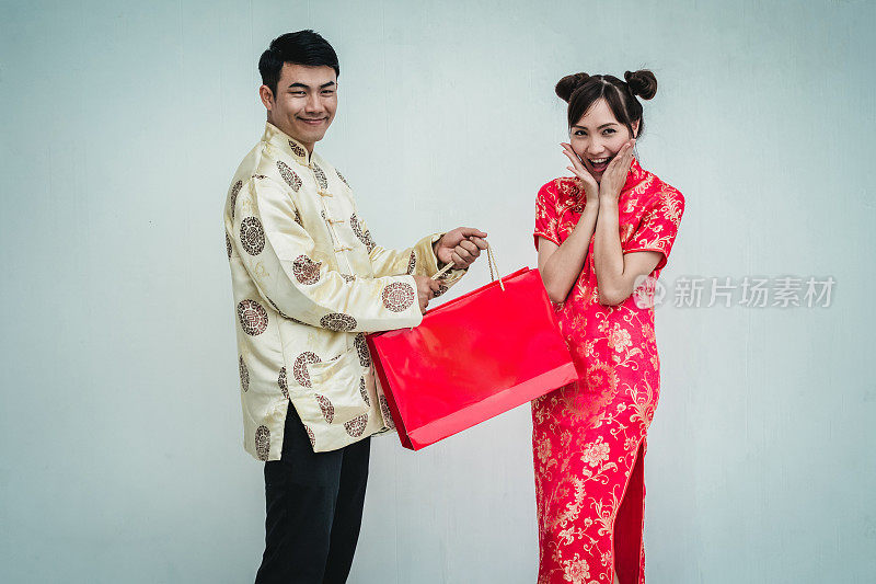 亚洲夫妇拿着购物袋。中国新年。