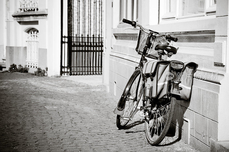 一辆旧自行车停在街上
