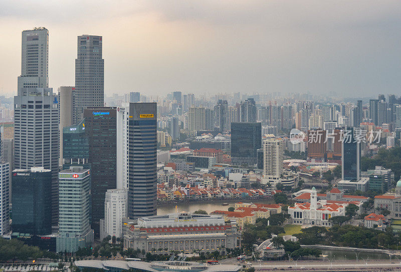 黄昏时分的新加坡城市天际线和城市景观