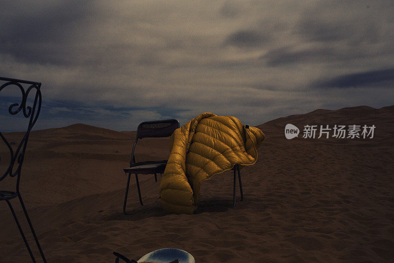 在沙漠中露营。椅子