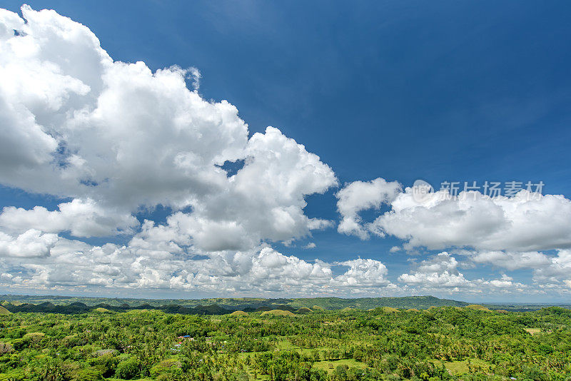 高山晴空，热带自然景观。