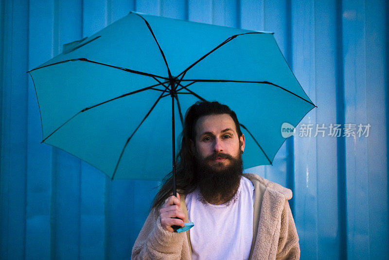 孤独的男人撑着五颜六色的伞