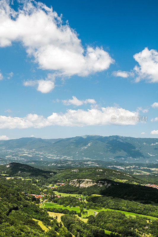 法国风景风景南部布吉山脉在阿尔卑斯Ain部与大哥伦比亚山在夏天的高峰