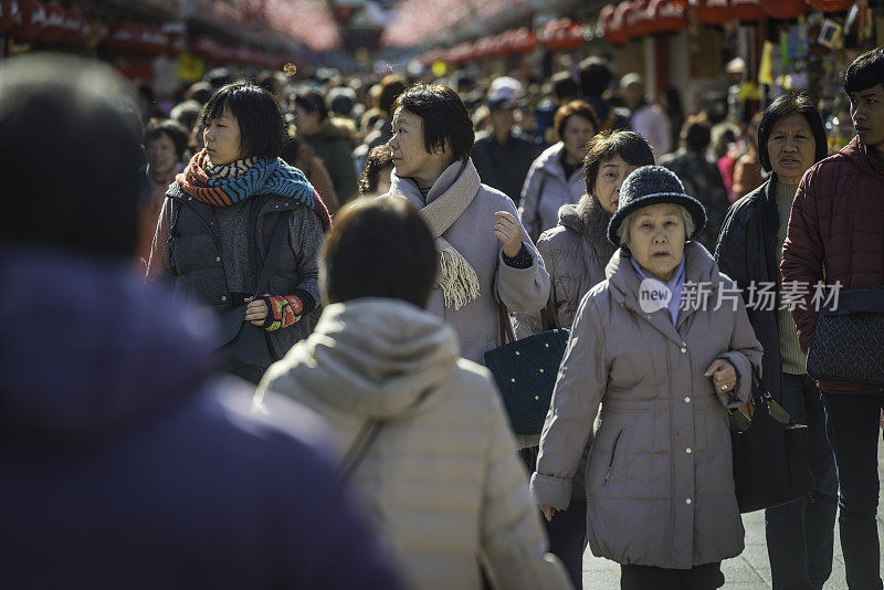 日本浅草寺仲见世市场中人群中的妇女