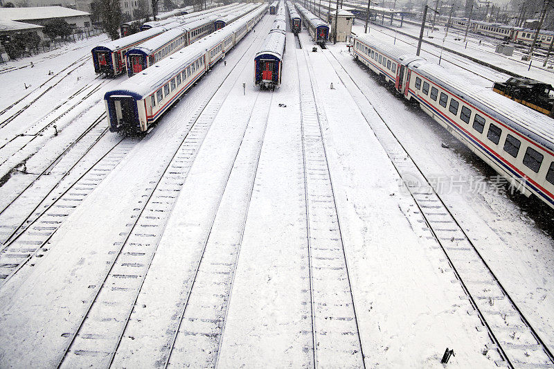 高角度的雪覆盖的火车站和火车