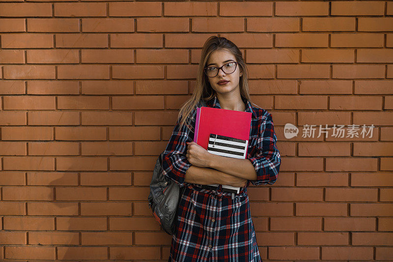 一个阳光明媚的秋日，一个女学生的肖像