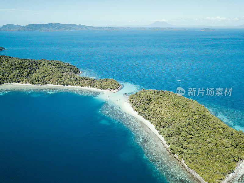 令人惊叹的无人机拍摄的热带岛屿和船在绿松石纯净的水。上图，拍摄于菲律宾群岛，亚洲。港口巴顿,巴拉望