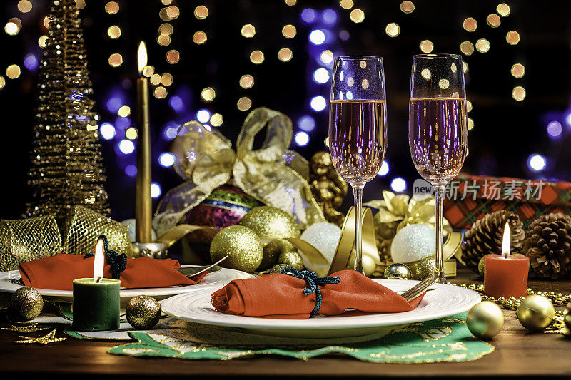 金色假日背景下的双人香槟酒杯。庆祝圣诞节和新年