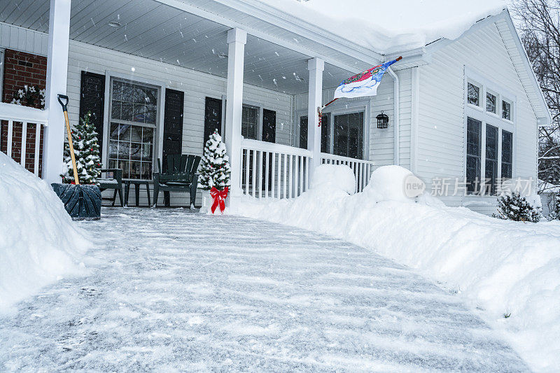 红丝带蝴蝶结圣诞树在冬季雪暴风雪小径