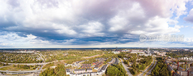 斯德哥尔摩Sollentuna和Kista的无人机视图，戏剧性的天空