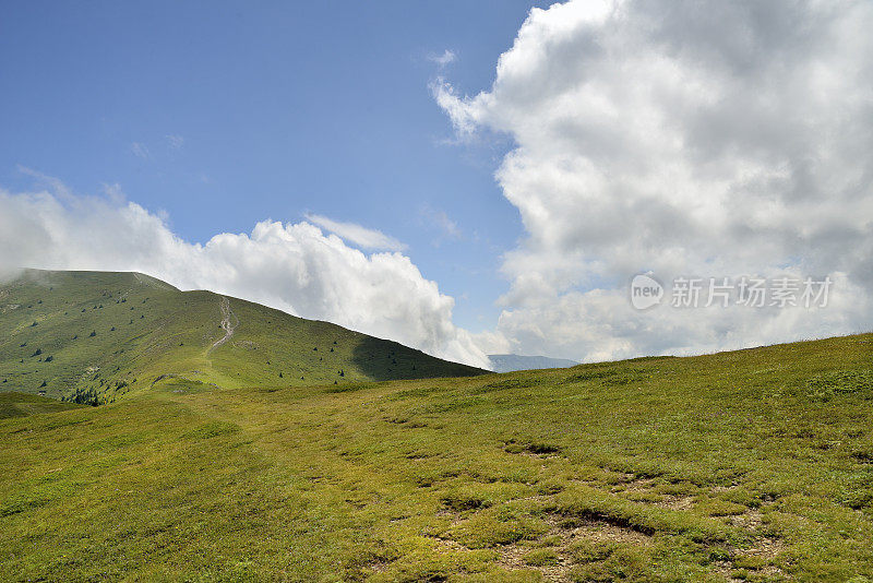 通往保加利亚巴尔干山脉Ambaritsa峰的小路。