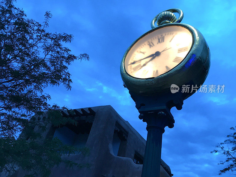 圣塔菲，内省:圣塔菲广场上的黄昏古董钟