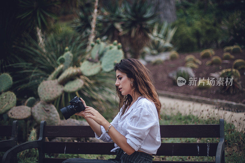 公园里的女摄影师