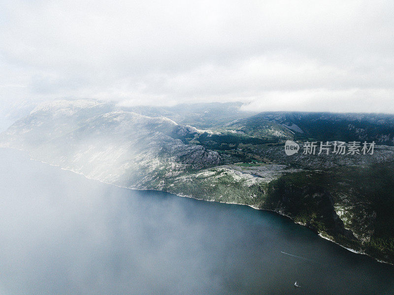 挪威大雾弥漫的布道石悬崖和吕瑟峡湾的鸟瞰图