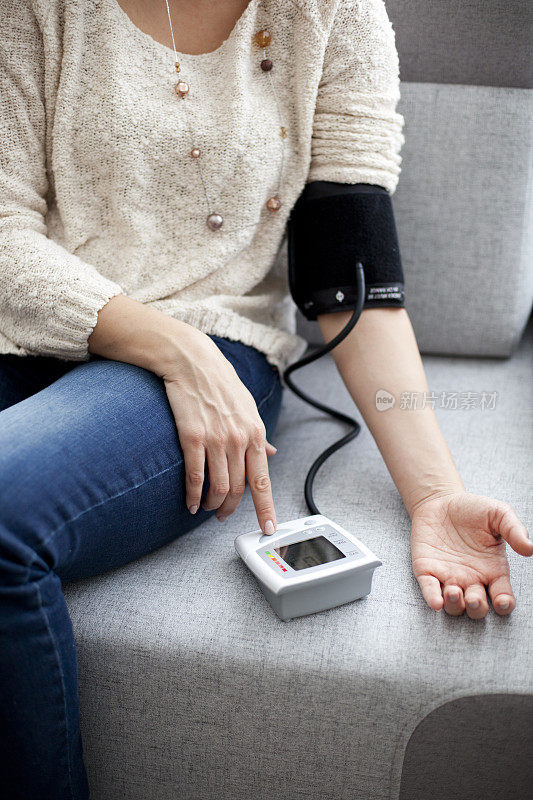 正在测量血压的妇女