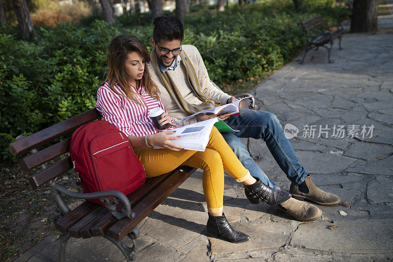 年轻的学生夫妇在公园里学习