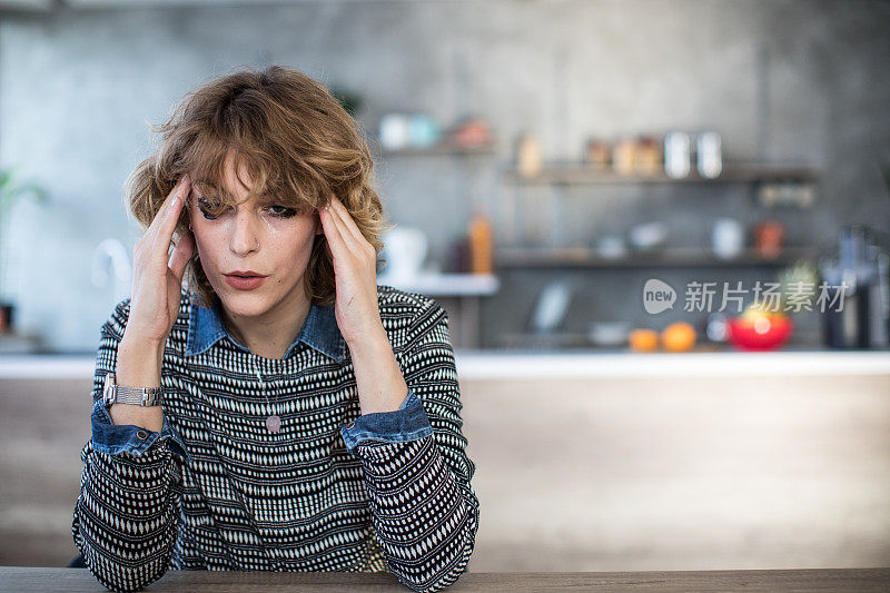 可悲的女人坐在家里