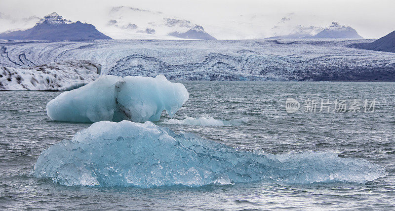 冰岛的Jokulsarlon礁湖冰山