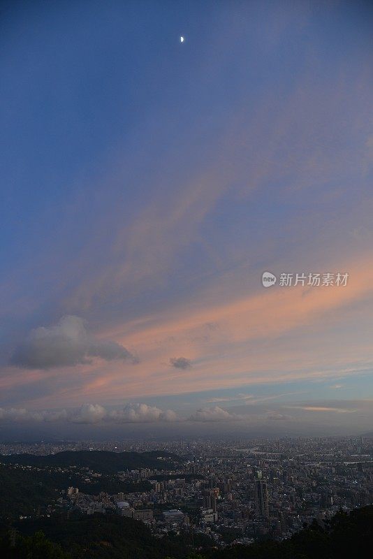 台北市容与玫瑰色的天空