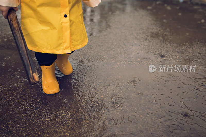 男孩在雨天玩耍