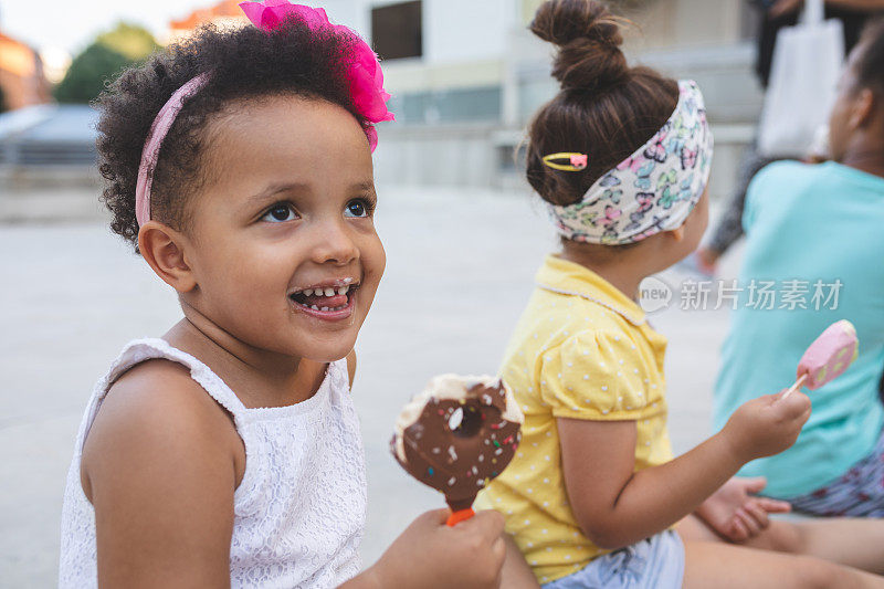 可爱的孩子们在户外享受冰淇淋