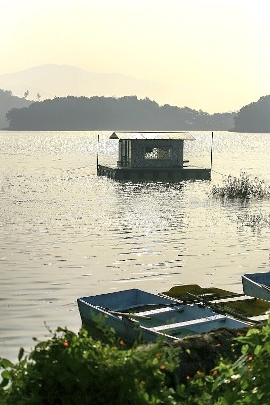 日落时的湖景