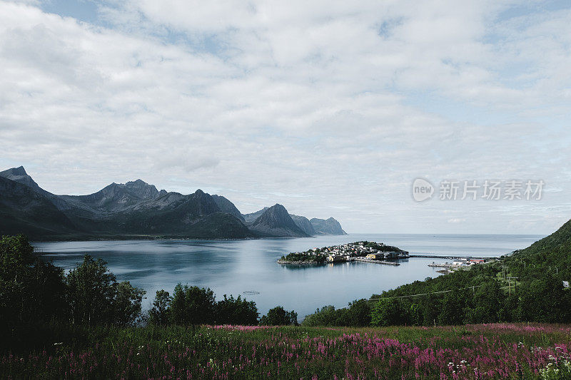 挪威北部的岛屿渔村和山脉
