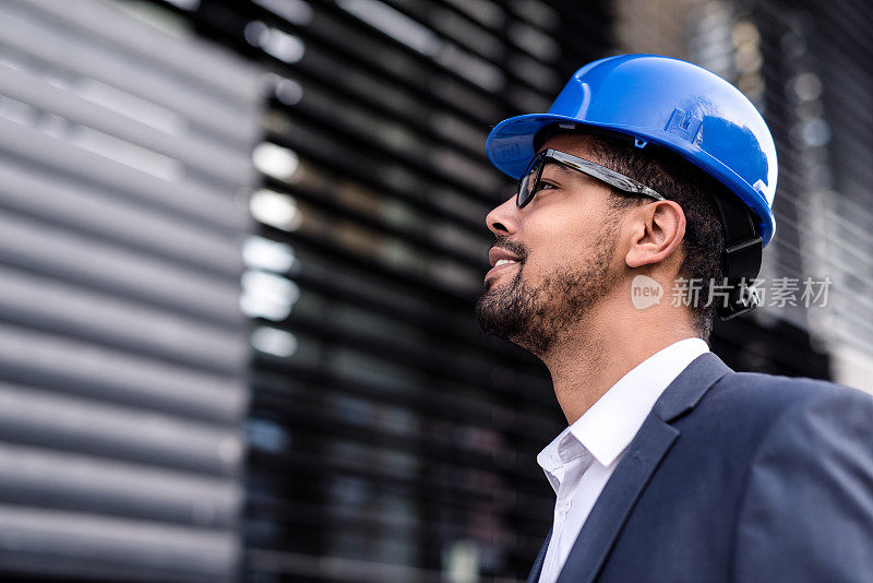 快乐的年轻非裔美国建筑师看到他的梦想成真。