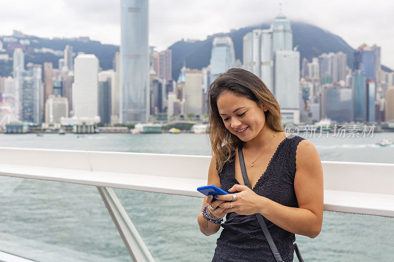 在香港使用移动电话的亚洲女性