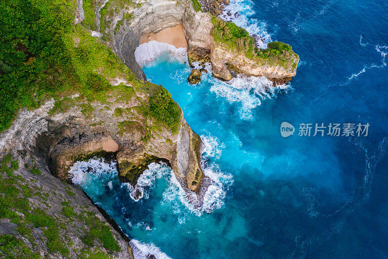 蓝色的海洋和悬崖。从上面看巴厘岛海岸。空中无人机拍摄。