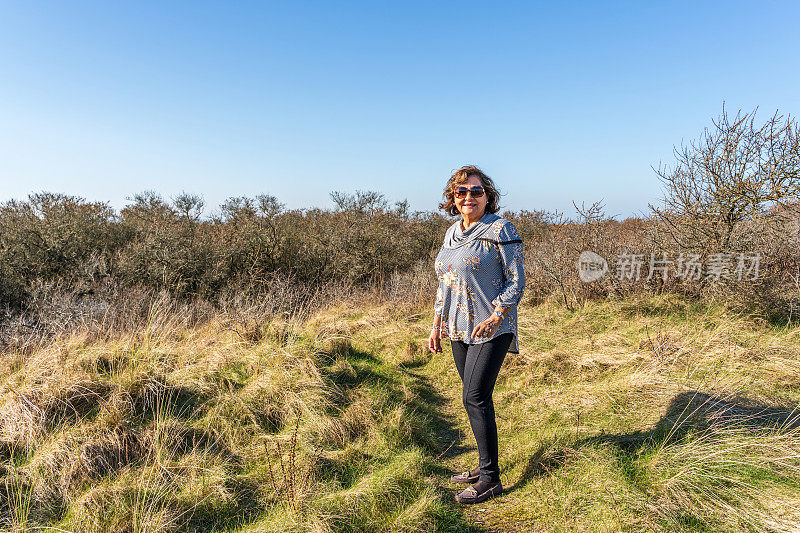 年长西班牙妇女肖像在农村