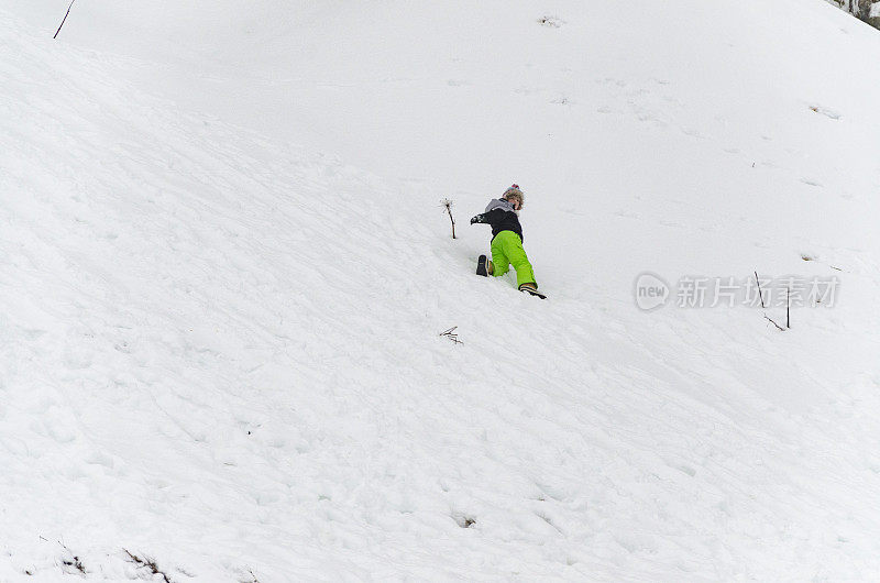 孩子们在爬一座雪山