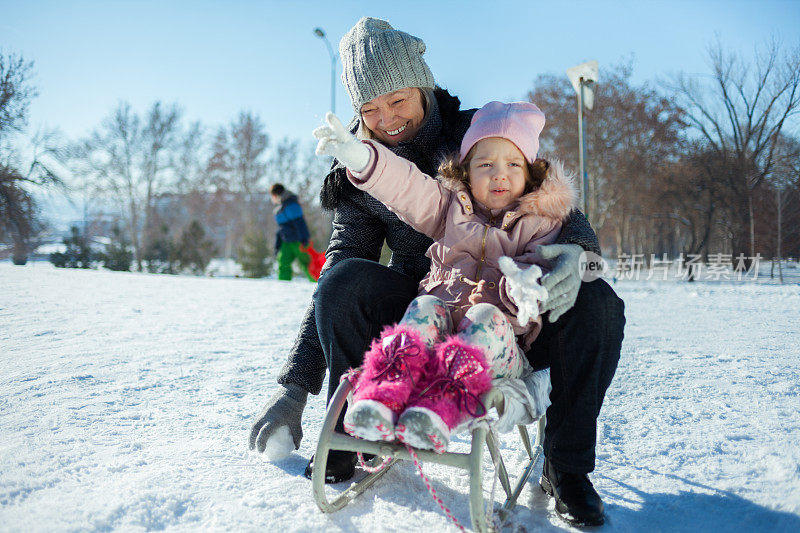 祖母和孙女在滑雪橇