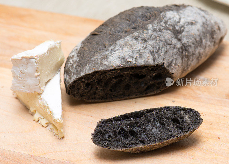 乌贼墨黑法棍面包的质地与布里干酪