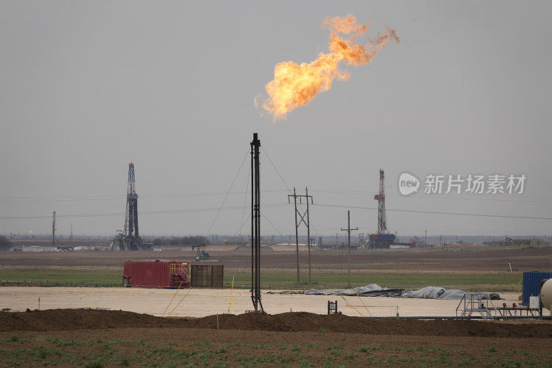 水力压裂钻井平台燃烧的石油气体污染了德州的大春天
