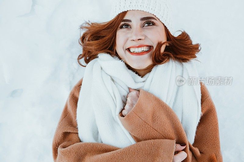 雪中微笑的美丽女孩