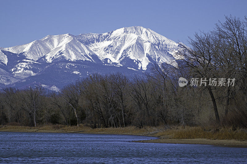 美丽的山湖被雪峰俯瞰