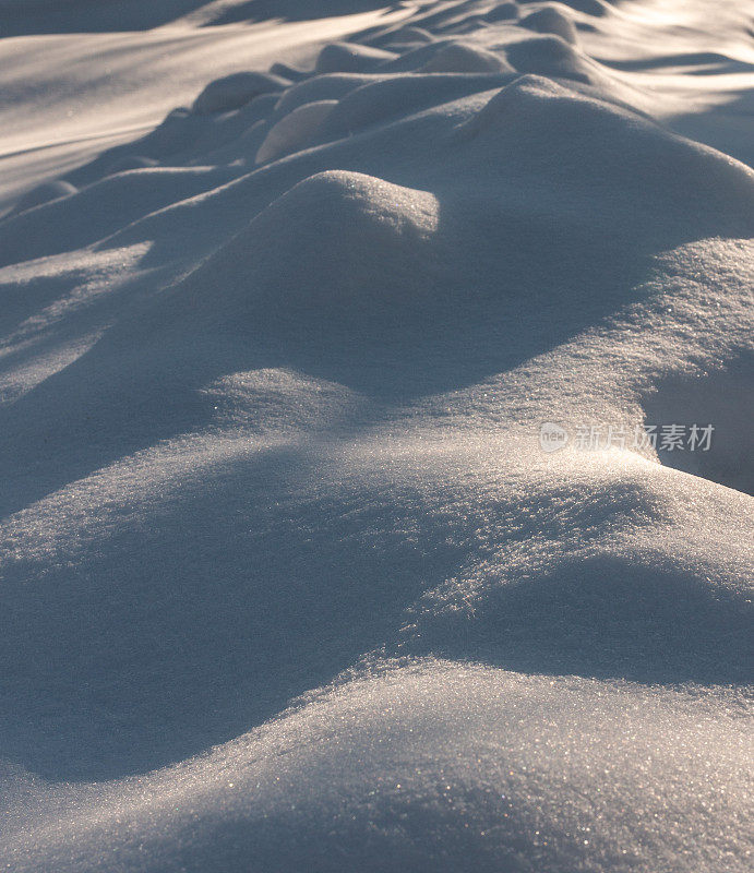 雪堆的影子如画。严寒的冬天的一天。严寒的天气。