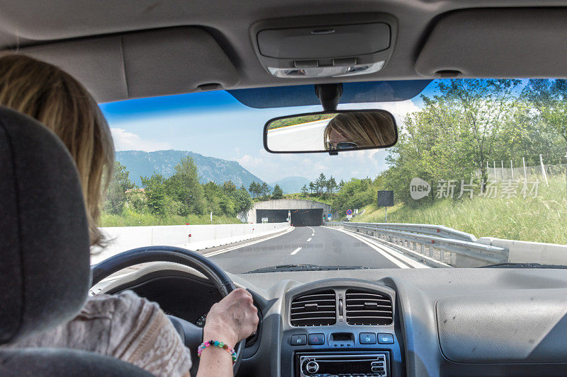 一个女人在高速公路上开车