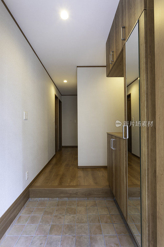 日本普通住房。木地板入口。