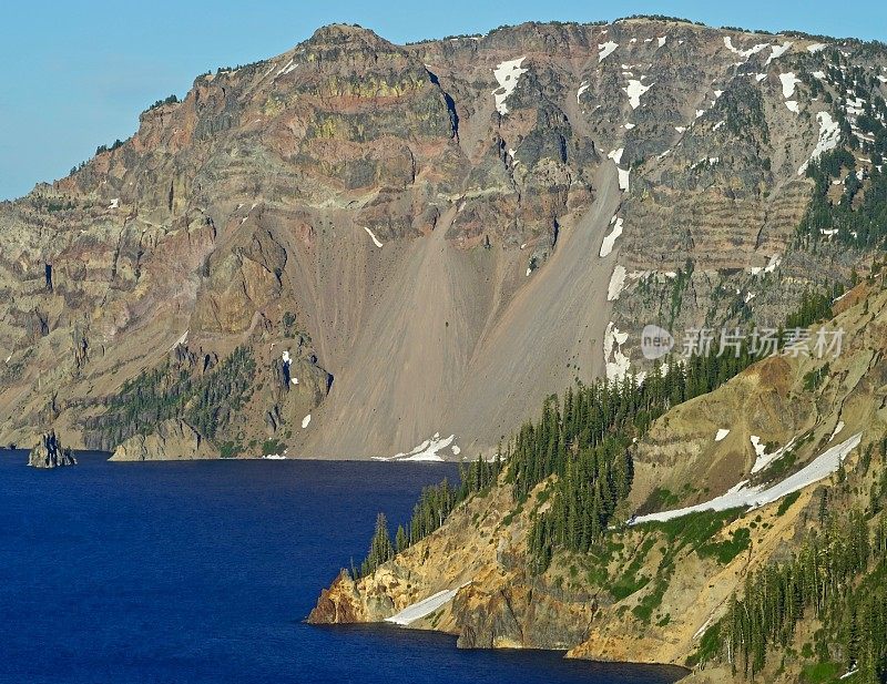 火山口湖边缘